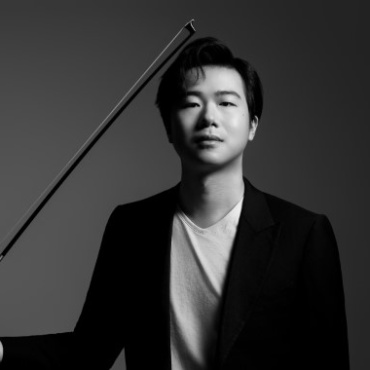 Ο νικητής του διαγωνισμού βιολιού «Παγκανίνι» Simon Zhu συμπράττει με την Camerata Junior